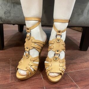 VERA WANG Tan Leather High Heel Sandals